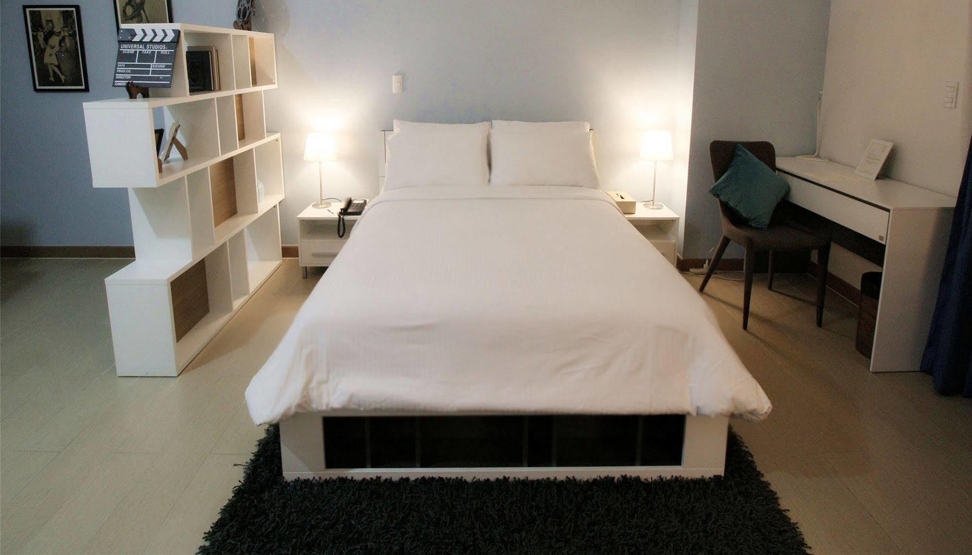 Maxstays - Max Style @ The Venice Residences Taguig Exteriör bild